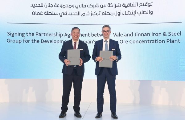 من مراسم توقيع اتفاق بين شركتي فالي وجنّان وميناء صحار والمنطقة الحرة