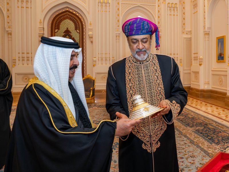جلالةُ السُّلطان يُقيم مأدبة عشاءٍ رسميّةً تكريمًا لملك البحرين