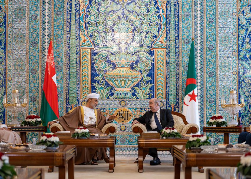 جلالةُ السُّلطان المعظّم يصلُ إلى الجزائر