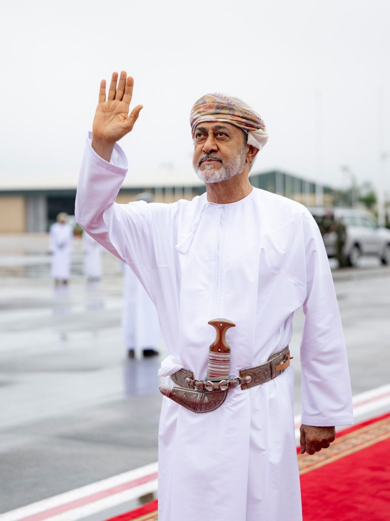 جلالةُ السُّلطان المعظّم يودّع أخاه ملك البحرين