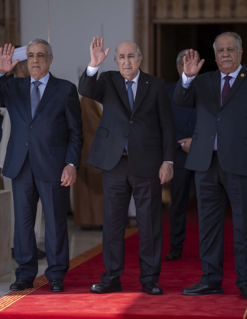 جلالةُ السُّلطان المعظّم يغادر الجزائر