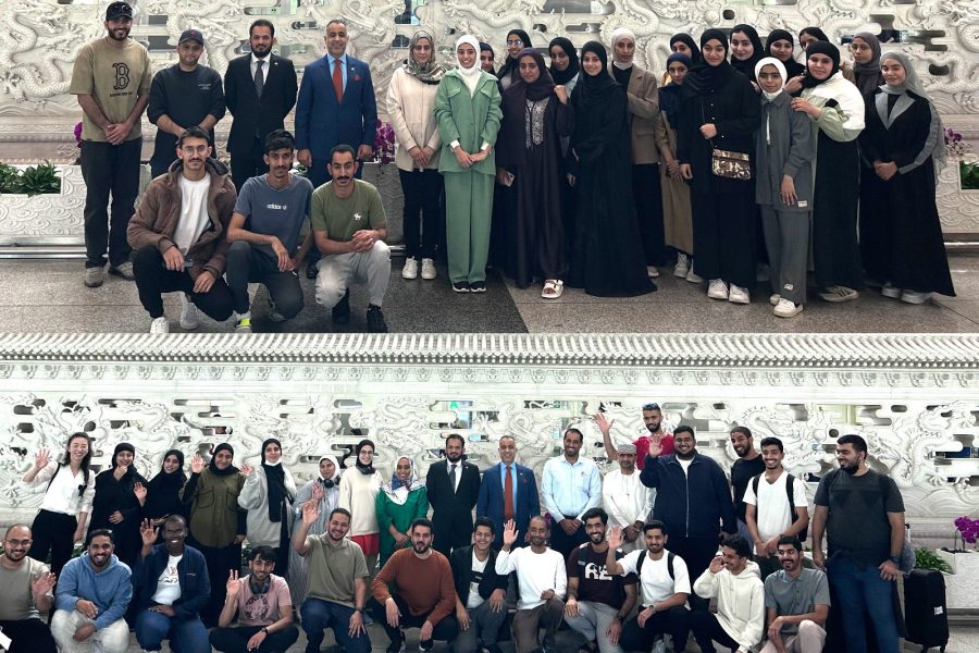 China: His Excellency the Ambassador receives a student delegation from the Sultanate of Oman