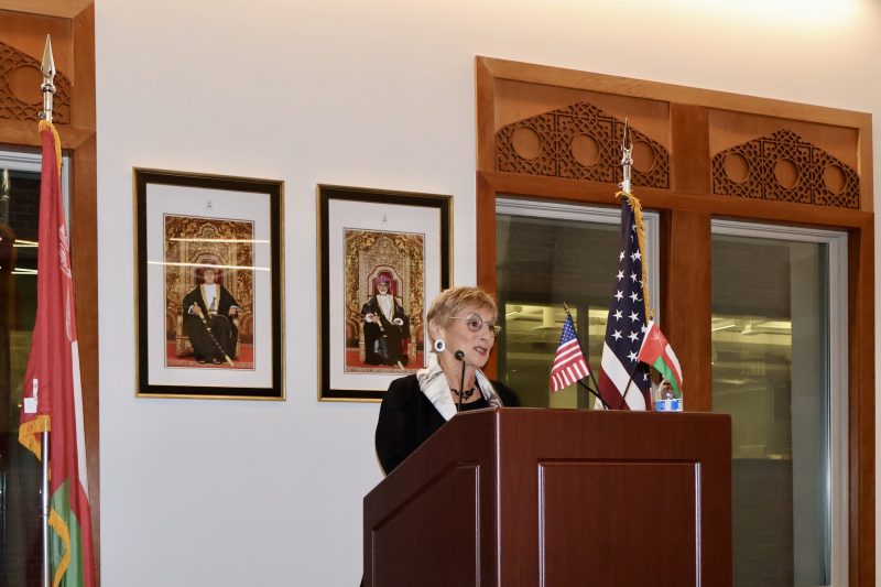 ليندا باباس فونش تتحدث في مركز سلطان المجتمعي في واشنطن العاصمة عن يوم المرأة العمانية