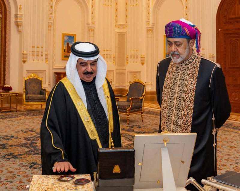 جلالةُ السُّلطان يُقيم مأدبة عشاءٍ رسميّةً تكريمًا لملك البحرين