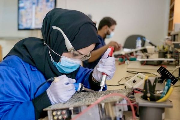 ورشة صناعات إلكترونية في سلطنة عُمان