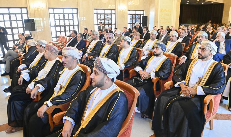Iranian President meets Omani and Iranian business leaders