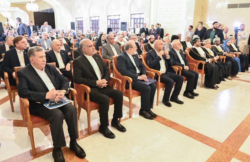 Iranian President meets Omani and Iranian business leaders