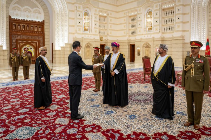 سفير اليابان لدى سلطنة عمان يقدم أوراق اعتماده