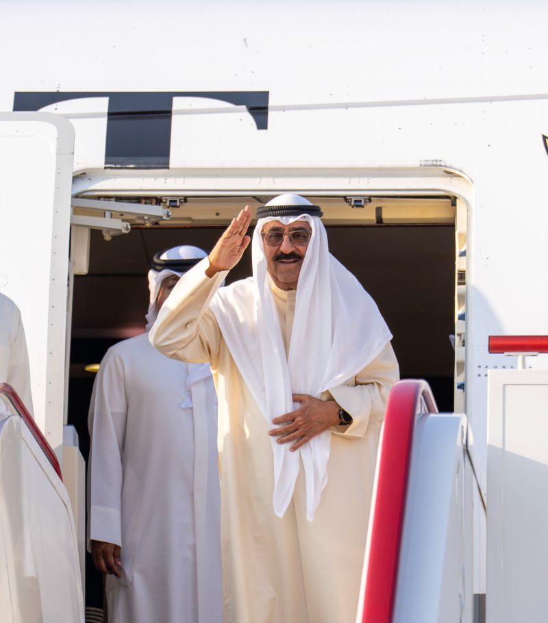جلالةُ السُّلطان المعظّم يودّع أخاهُ أميرَ دولة الكويت