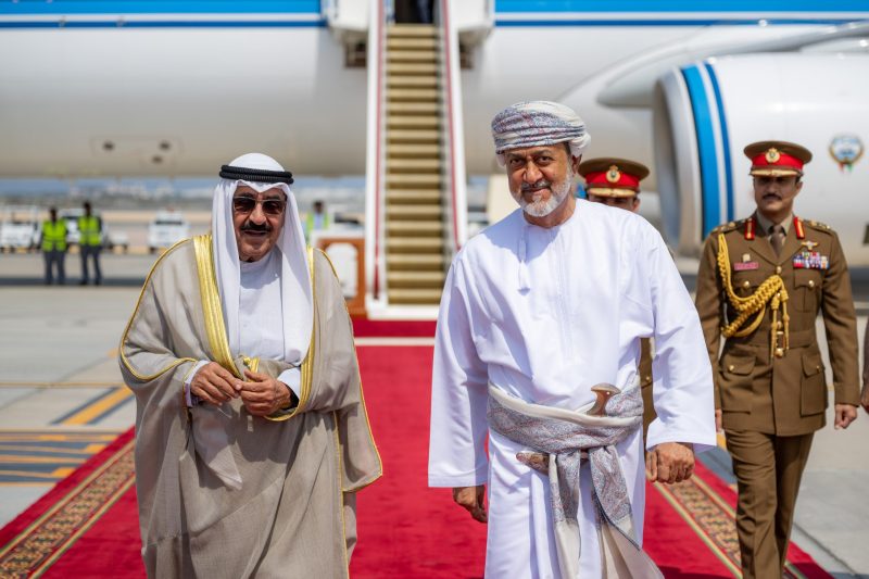 جلالة السلطان المعظم يجتمع مع أخيه سمو أمير الكويت لدى وصوله إلى سلطنة عمان