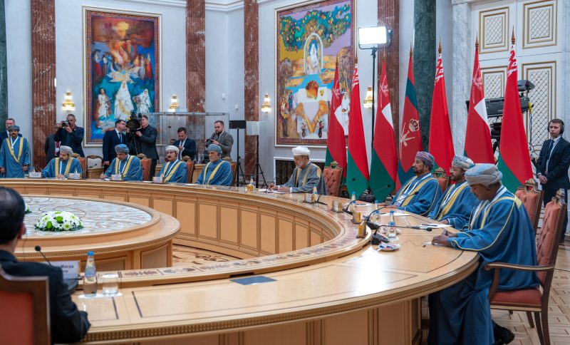 جلالةُ السُّلطان المعظّم والرئيسُ البيلاروسي يعقدان جلسةَ مباحثاتٍ رسميّةً