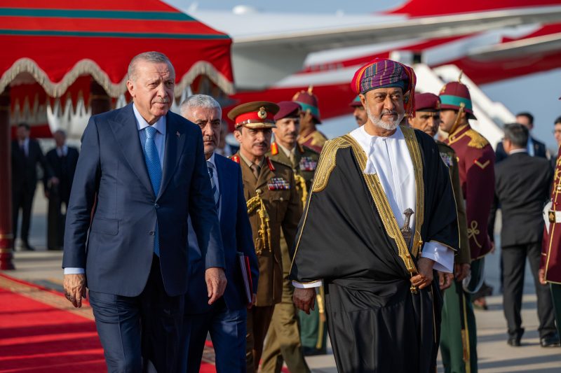الرئيس التركي يصل إلى سلطنة عُمان