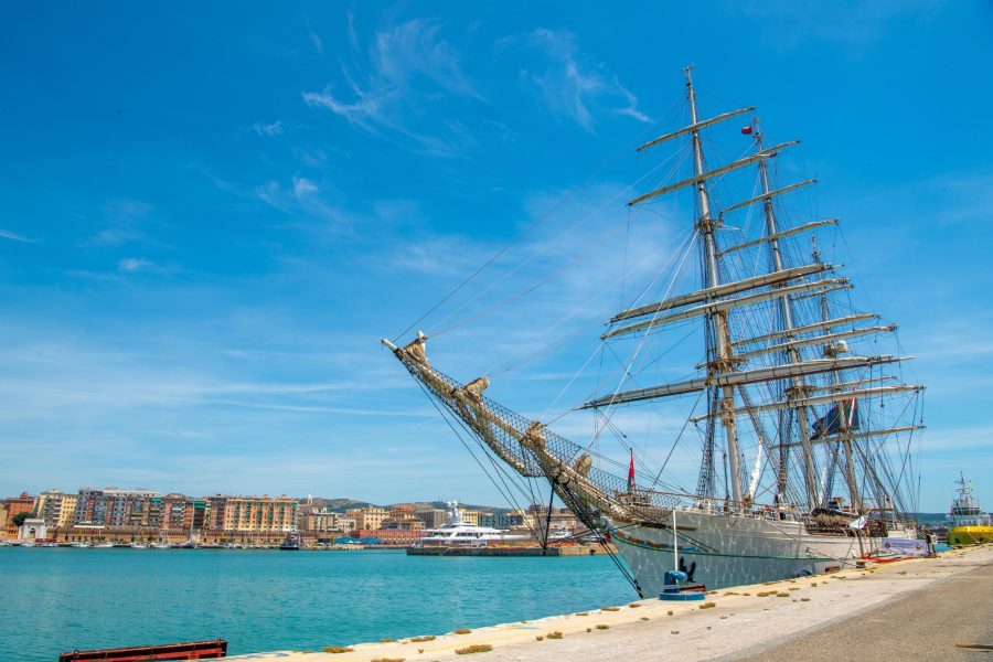 إيطاليا: السفينة "شباب عُمان الثانية" ترسو في ميناء شيفتافيكيا الإيطالي ضمن رحلتها الدولية "أمجاد البحار 2025"