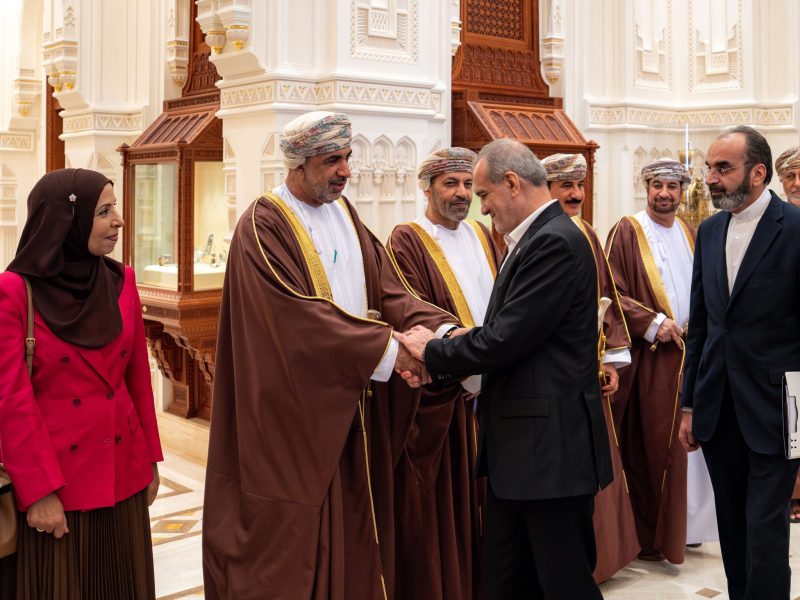 جلالة السُّلطان يُقيم مأدبة غداء خاصّة ويودّع الرئيس الإيراني بقصر العلم العامر