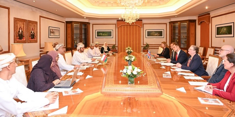 سلطنة عُمان وبريطانيا تستعرضان جوانب العلاقات الثنائية وآفاق التعاون المشترك