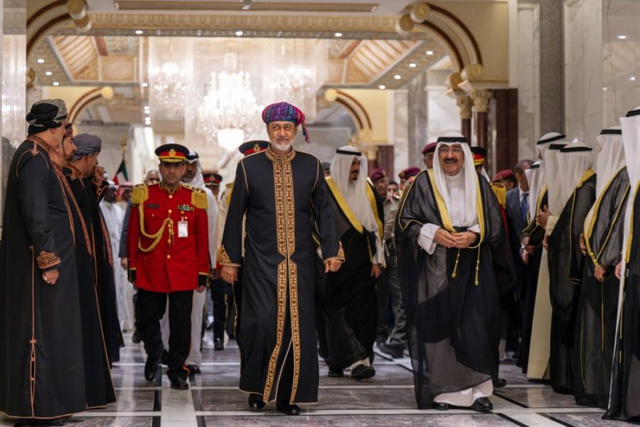 In honor of His Majesty the Sultan, the Emir of the State of Kuwait holds a dinner