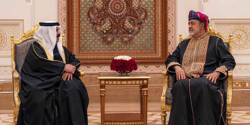 جلالةُ السُّلطان يُقيم مأدبة عشاءٍ رسميّةً تكريمًا لملك البحرين