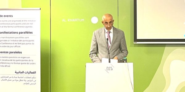 السفير الشيخ حميد بن علي المعني متحدثاً في جنيف أمام مؤتمر اللجنة الدولية للصليب الأحمر والهلال الأحمر