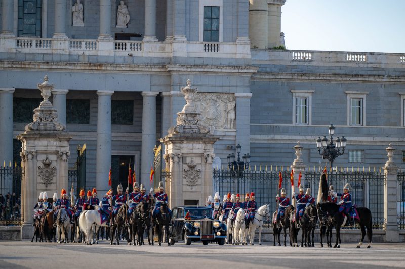مراسم استقبال رسمية لجلالة السلطان المعظم في القصر الملكي في مدريد