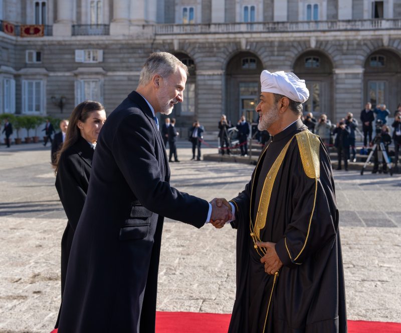 مراسم استقبال رسمية لجلالة السلطان المعظم في القصر الملكي في مدريد
