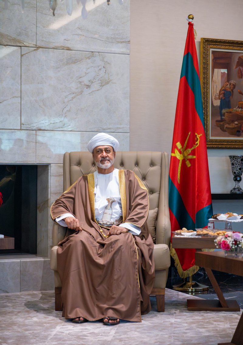 His Majesty and the Algerian President hold a meeting at His Majesty's residence