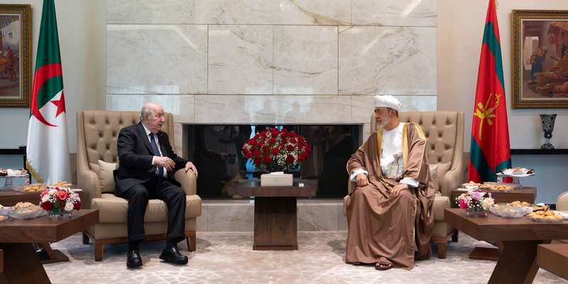 His Majesty and the Algerian President hold a meeting at His Majesty's residence
