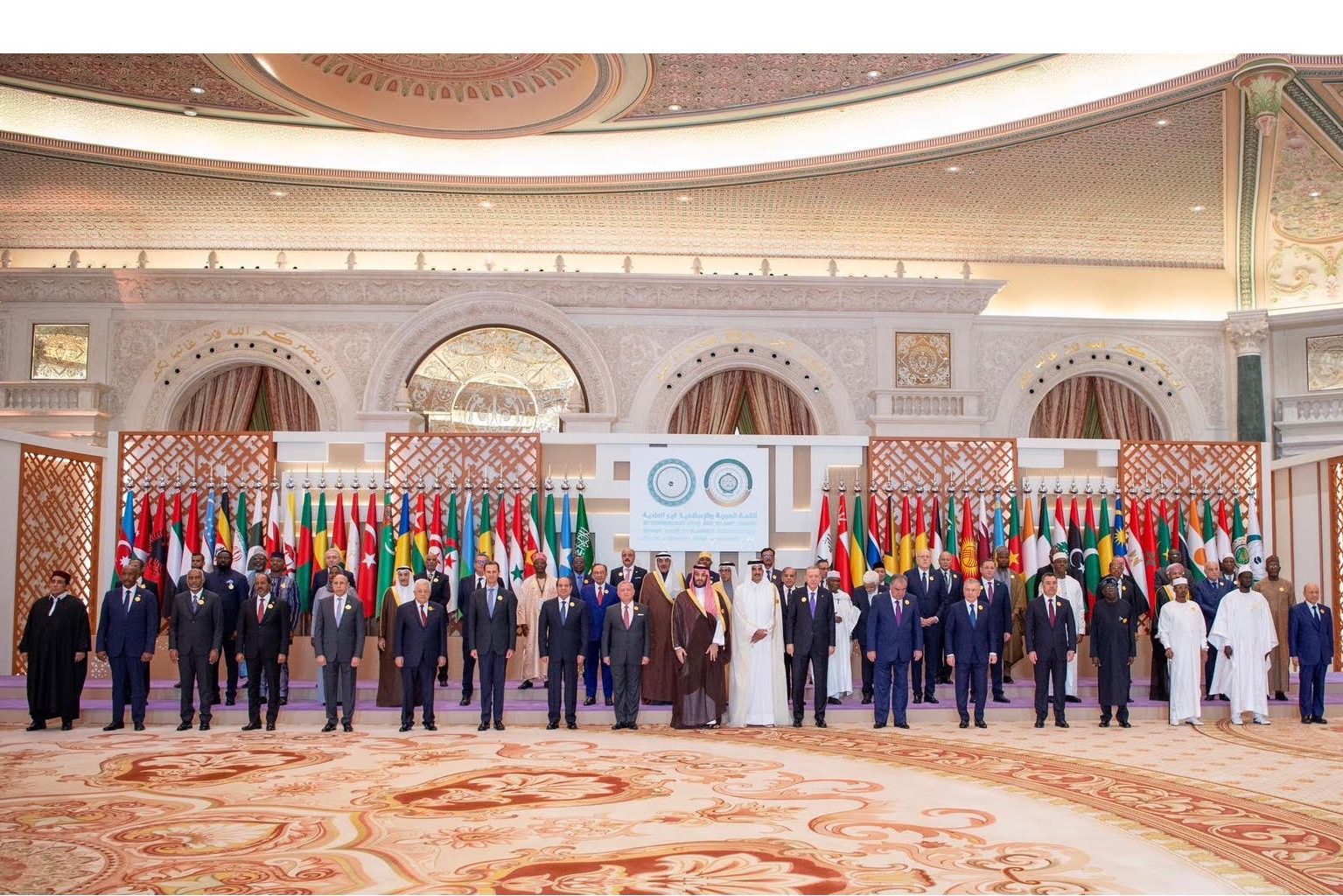 أصحاب الجلالة والفخامة والسمو رؤساء الوفود المشاركين في  القمة العربية الإسلامية المشتركة غير العادية